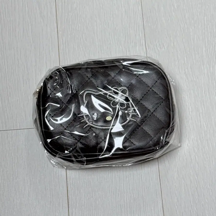헬로키티 퀼팅 미니 파우치 블랙 정품