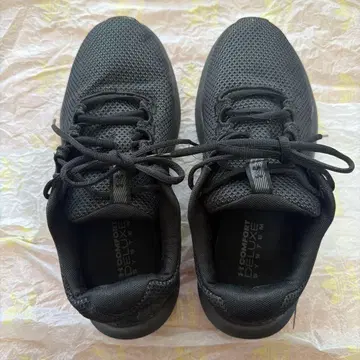 Under Armour Charged 스니커즈 블랙