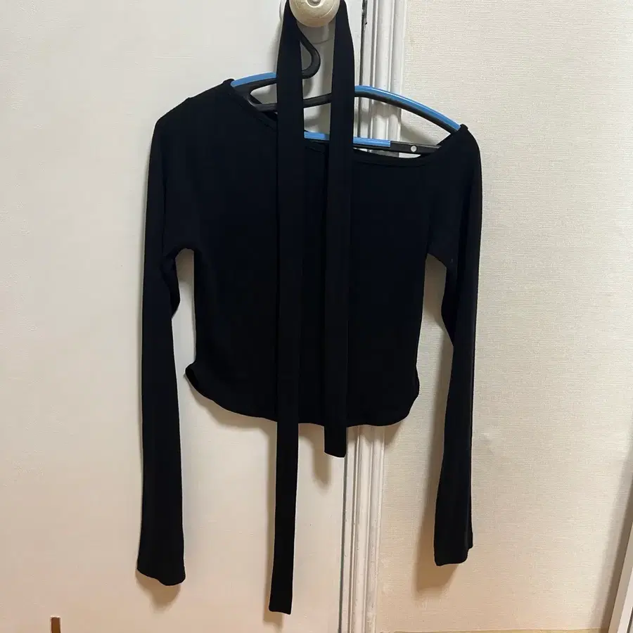 검정 어깨 크롭 긴 팔 소매 트임 목도리 티