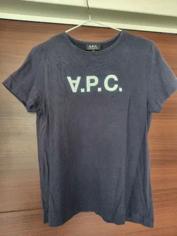 A.P.C. 로고 프린트 T셔츠 네이비 S사이즈
