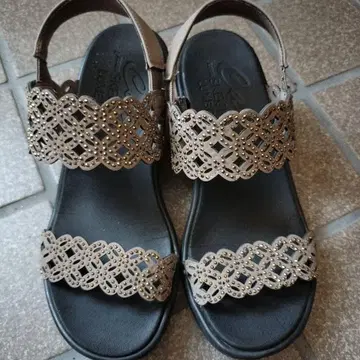 SKECHERS LUXE 웨지솔 샌들 스터드 장식