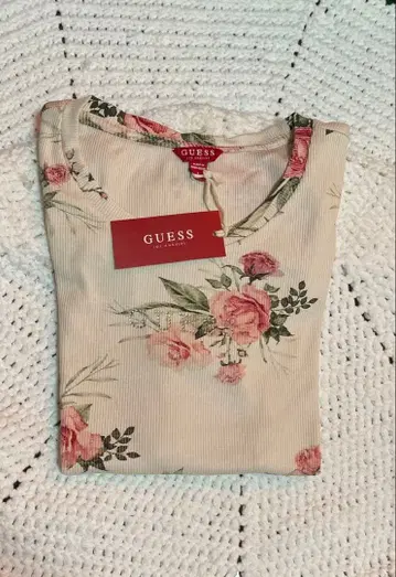 GUESS 여성용 반팔 T셔츠 꽃무늬 큐빅