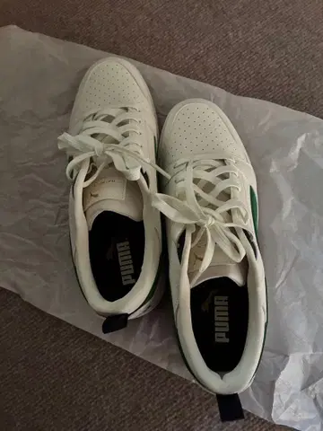 PUMA 화이트/그린 스니커즈