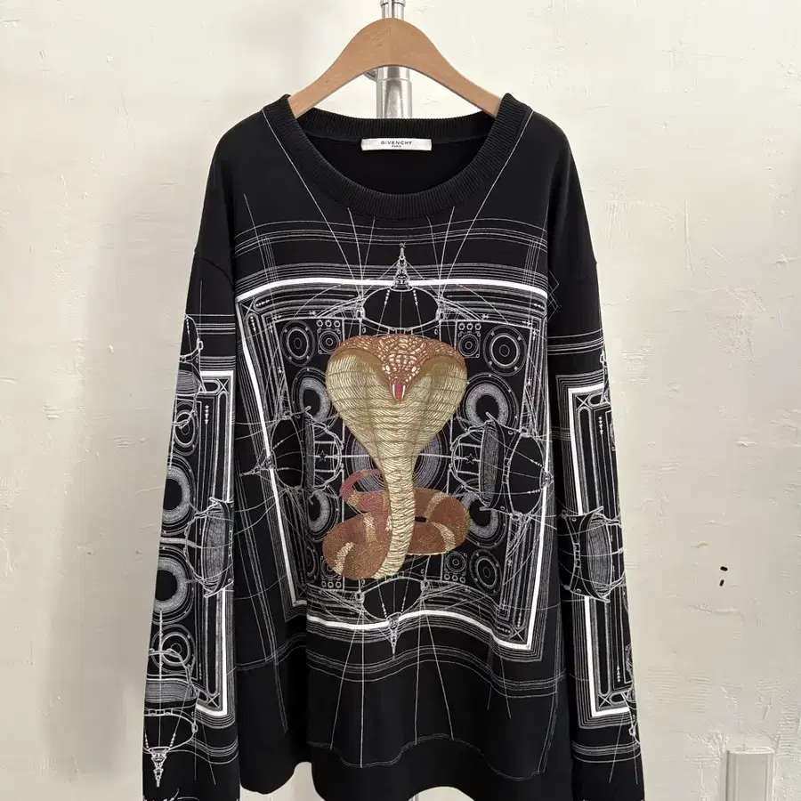 Givenchy 지방시 블랙 스네이크 맨투맨