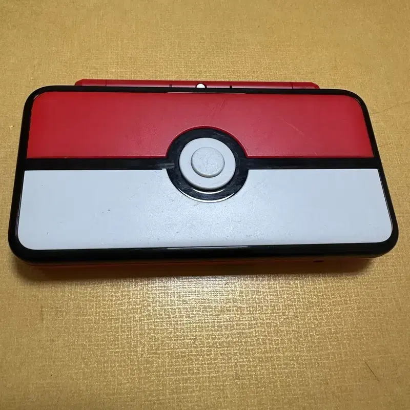 닌텐도 2DS XL 몬스터볼 에디션 판매합니다.