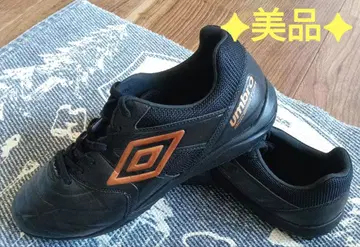 새상품급 Umbro ACCERATOR 풋살화 27.5