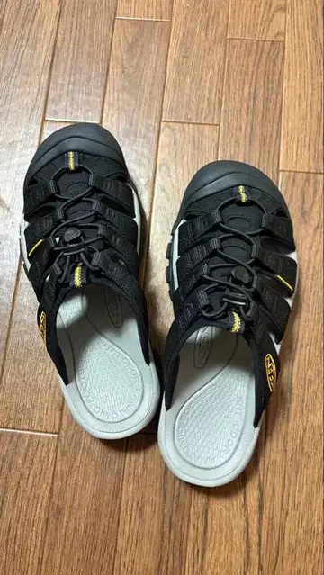 KEEN 아웃도어 샌들 블랙