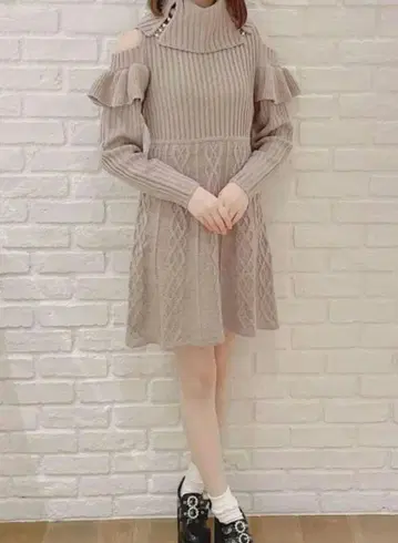 evelyn 터틀 니트 오프숄더 원피스 그레이 미사용