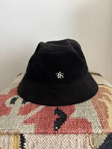 FORSOMEONE 블랙 버킷 햇 벨로아 자수 로고