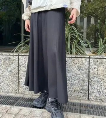 새상품 emmi 허리밴딩 플레어 스커트 새틴 블랙 세탁 가능