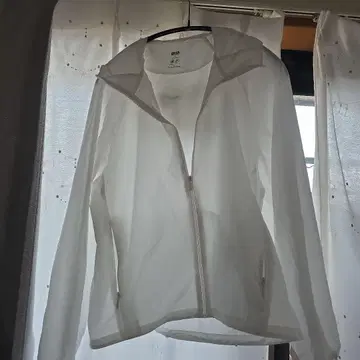 새상품 UNIQLO 유니클로 포켓터블 UV컷 후드티 화이트 수납 봉투 포함 S