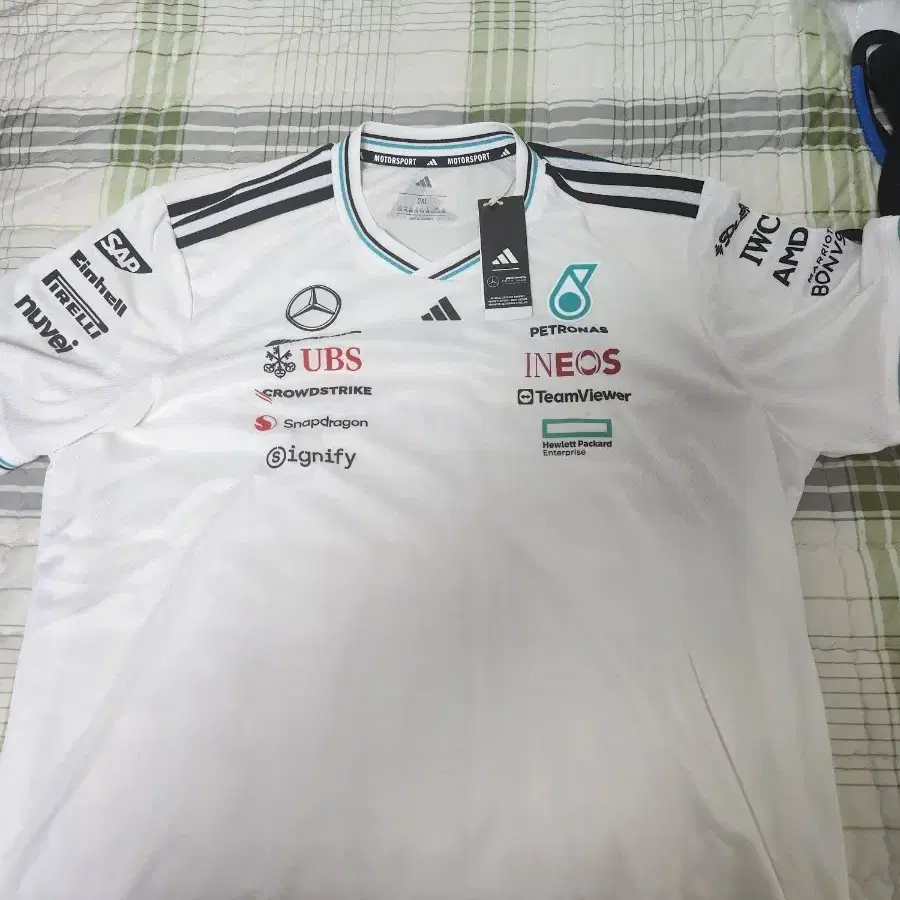 [택있는 새제품]F1아디다스 2025 메르세데스AMG 어센틱 화이트 저지 XXL