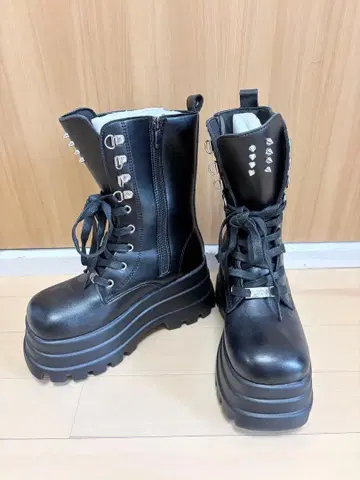 통굽 레이스업 부츠 블랙 스터드