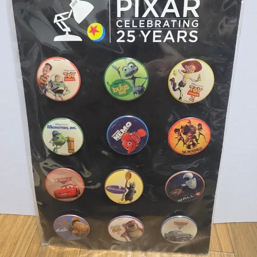 디즈니픽사 25주년 기념 뱃지