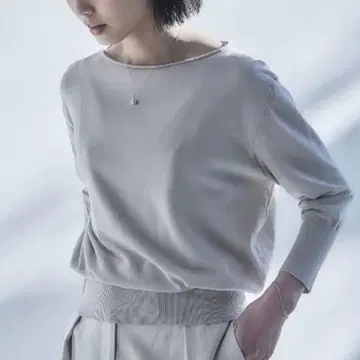 호보니치 펄이 돋보이는 보트넥 7부 소매 티셔츠
