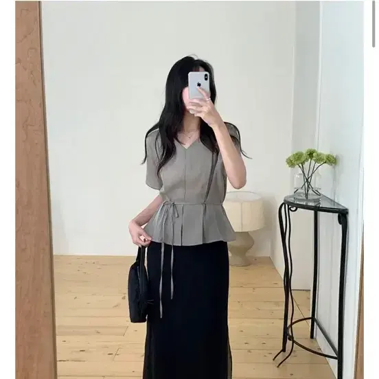 시어 보트넥 스트랩 블라우스 / 반팔블라우스 / 여름블라우스 / 데이트룩 / 하객룩블라우스