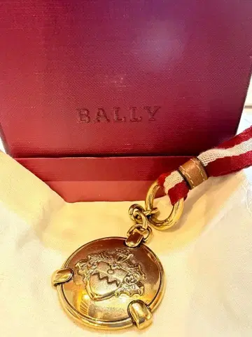 BALLY 키링 문장 디자인