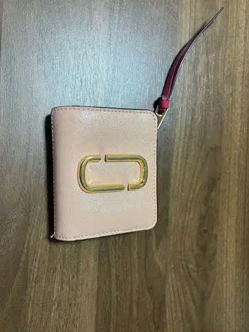 MARC JACOBS 이단 접이식 지갑