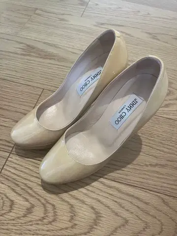 [ Jimmy Choo ] 베이지 패턴트 레더 펌프스