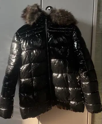 광택 블랙 후드 부착 다운 자켓