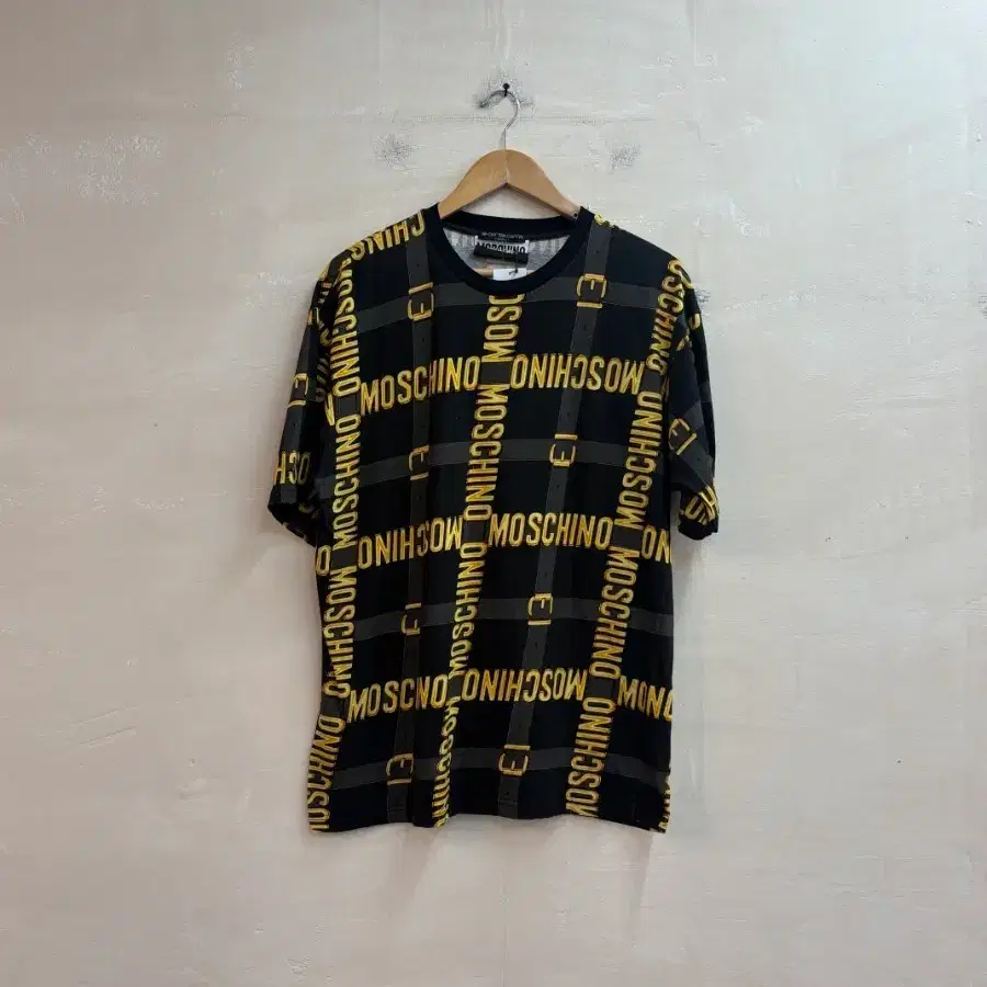 모스키노 로고 벨트 프린트 반팔 티셔츠