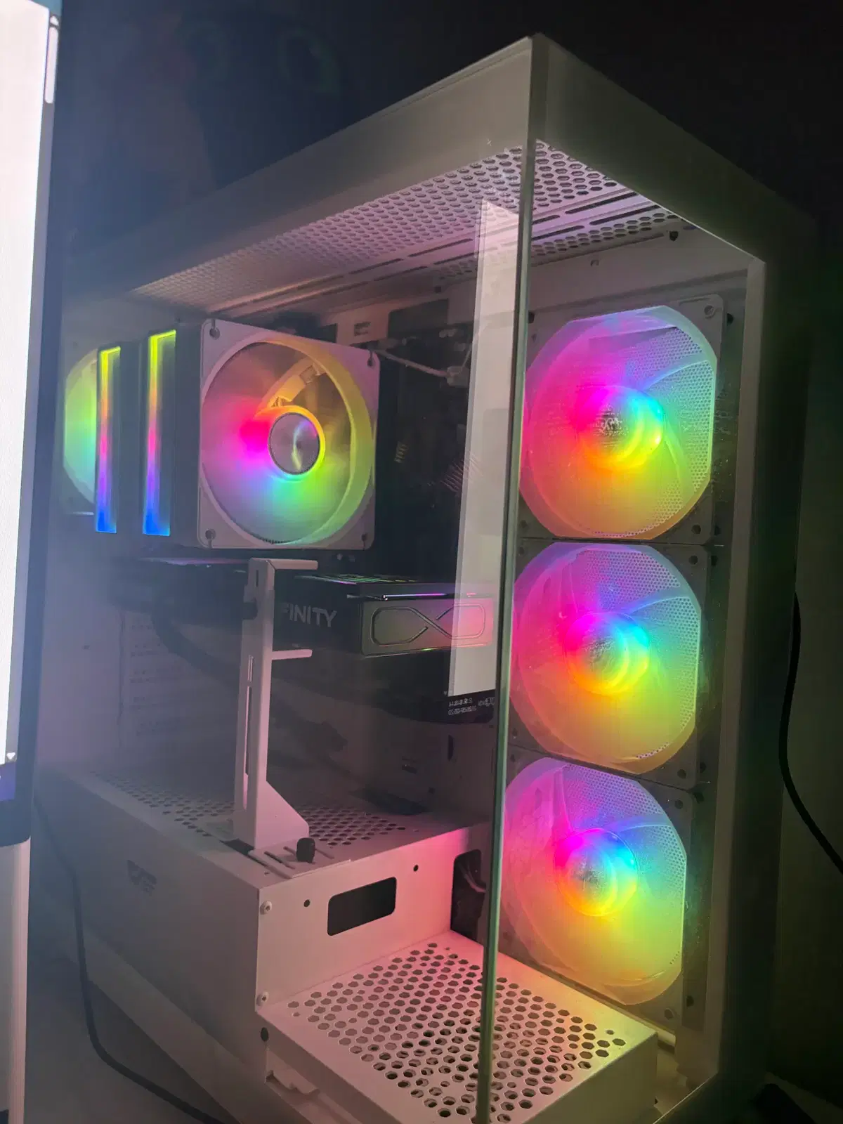 5060TI 화이트 게이밍 컴퓨터 팝니다 8개월사용