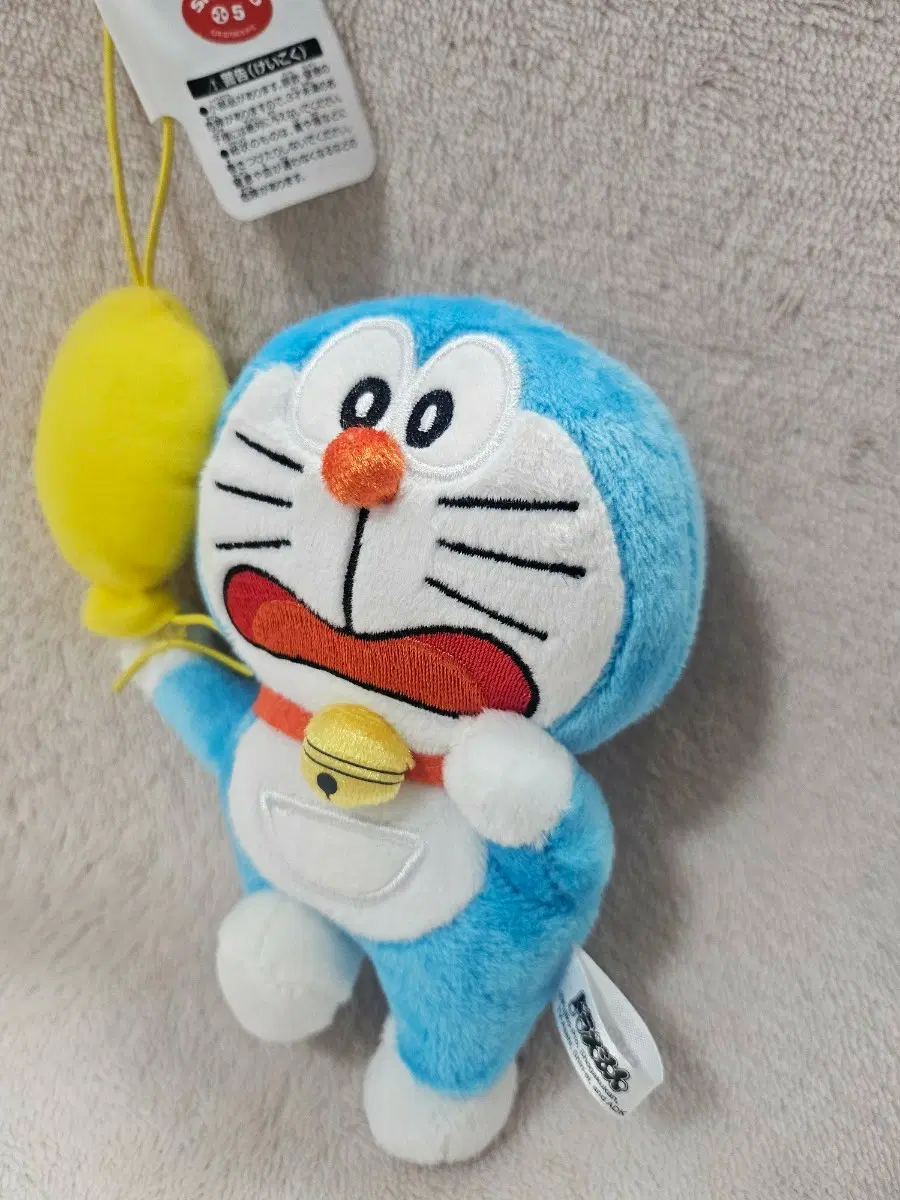 풍선에 매달린 도라에몽 마스코트 인형 키링