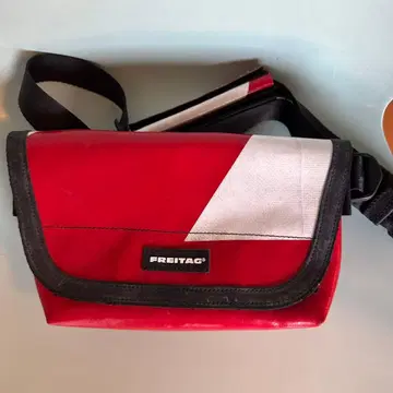 FREITAG 메신저 백 레드 화이트