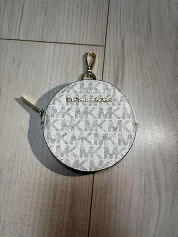 MICHAEL KORS 라운드 코인 케이스 화이트