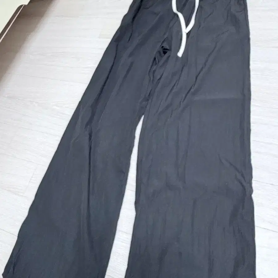 밍피스 배색 블랙 와이드 팬츠