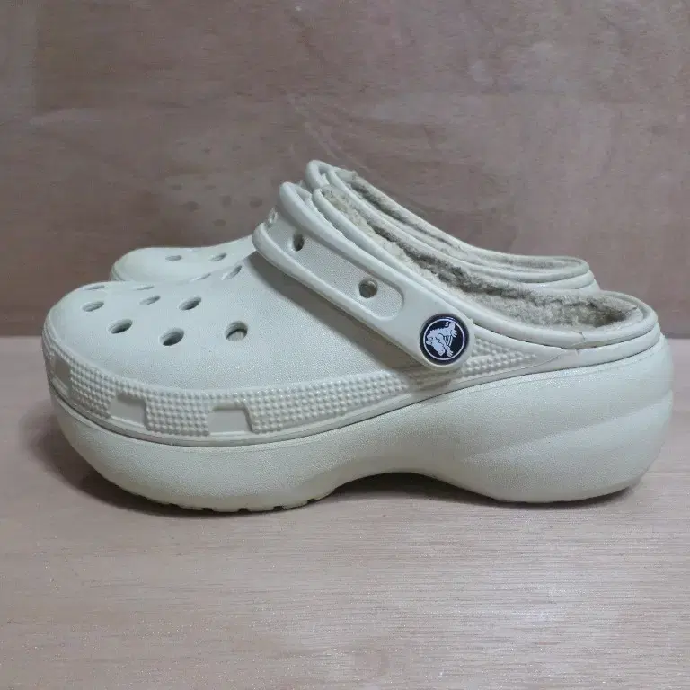 후루룩구제2 230 크록스 베이지 털 슬리퍼 샌들 260720