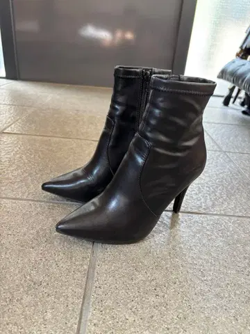 RANDA 블랙 스틸레토 부티