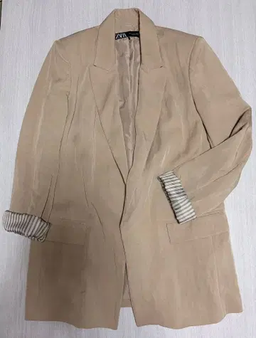 ZARA 테일러드 자켓 베이지 S 사이즈 봄/여름용 어깨 패드 포함