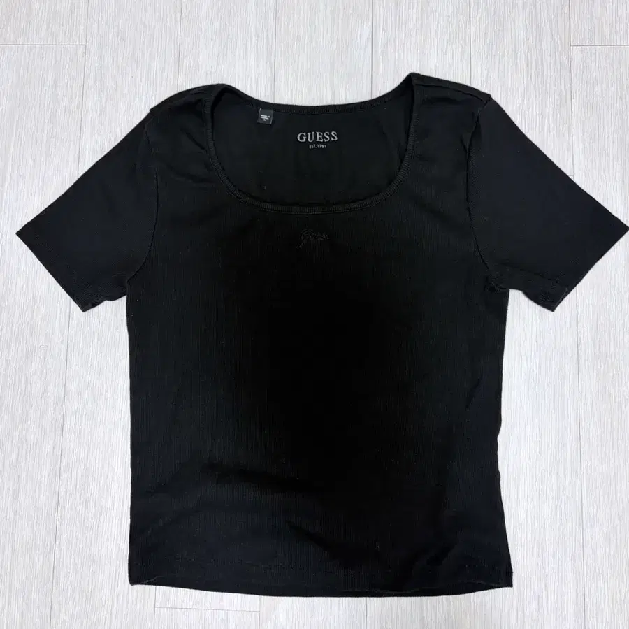 GUESS 블랙 스퀘어넥 반팔티 S