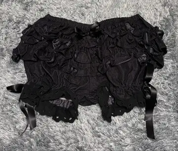 [ 새상품 ] 프릴 숏팬츠 블랙 데님
