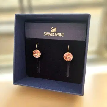 새상품급 SWAROVSKI Bella 귀걸이 핑크 크리스탈 박스 포함