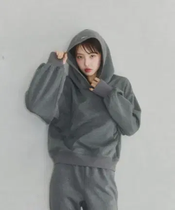 그레이 후드 부착 맨투맨 풀오버