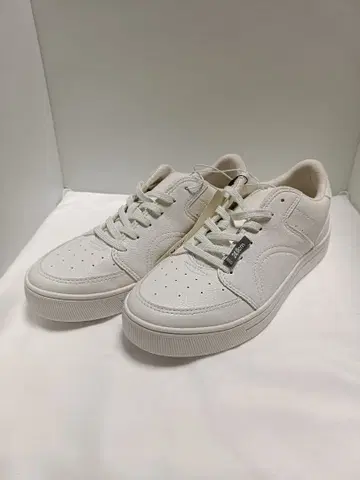 새상품 유니클로 C 화이트 스니커즈 24cm