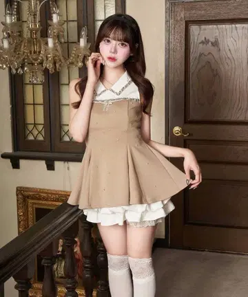 Belle Charme Jewel Peplum Tops 베이지