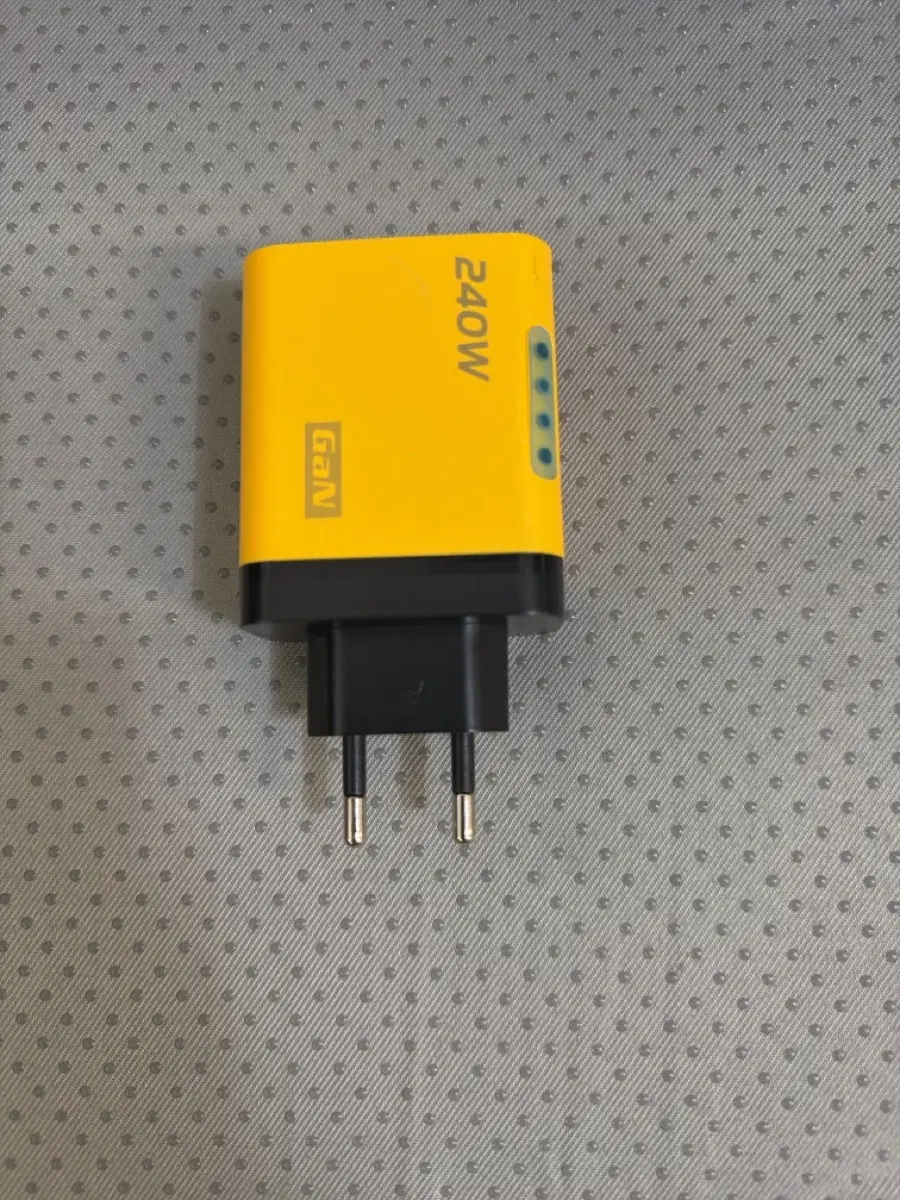 GaN 240W 고속 충전기 5포트 옐로우