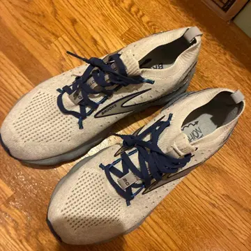 BROOKS 러닝화