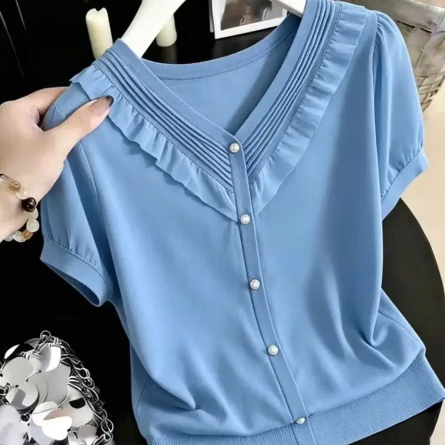 블루색상 프릴 단추 블라우스 원사이즈