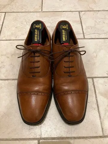 SCOTCH GRAIN 스코치 그레인 펀치드 캡토 레더 브라운