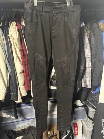 율리우스 블랙 코팅 데님 팬츠