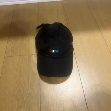 CUNE 캡 블랙 컬러풀 로고 토끼 자수