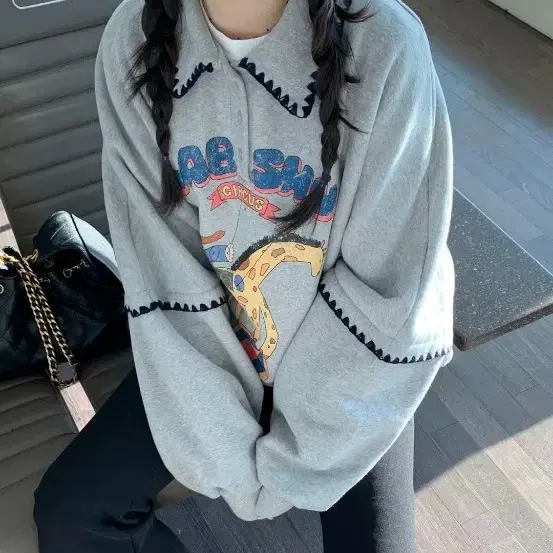 새상품 바이씨니 카라 기린 맨투맨