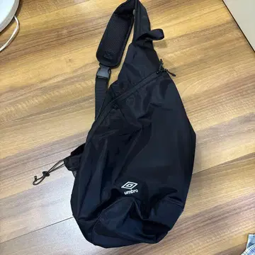 Umbro 바디백 슬링백 블랙