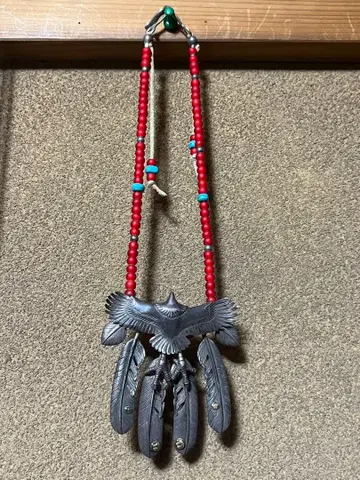 이글 페더 목걸이 레드 비즈