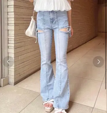 INGNI 사이드 리본 컷 아웃 플레어 데님 팬츠