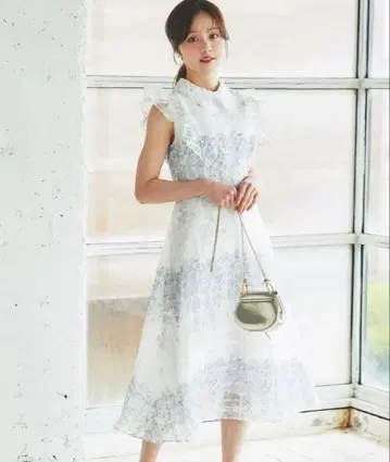 tocco closet 레이스 카라 부착 시어 체크 패널 플라워 원피스